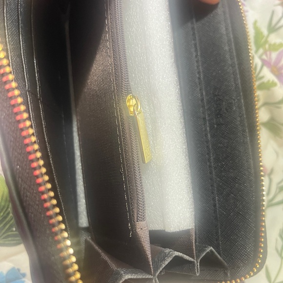 Chic Black Quilted Wallet - Picture 6 of 6